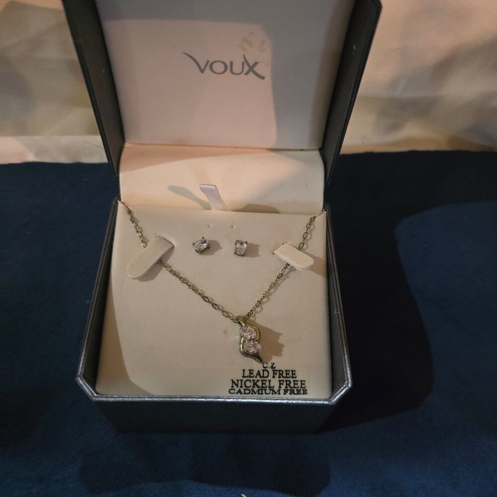 Voux Necklace & Earring Set